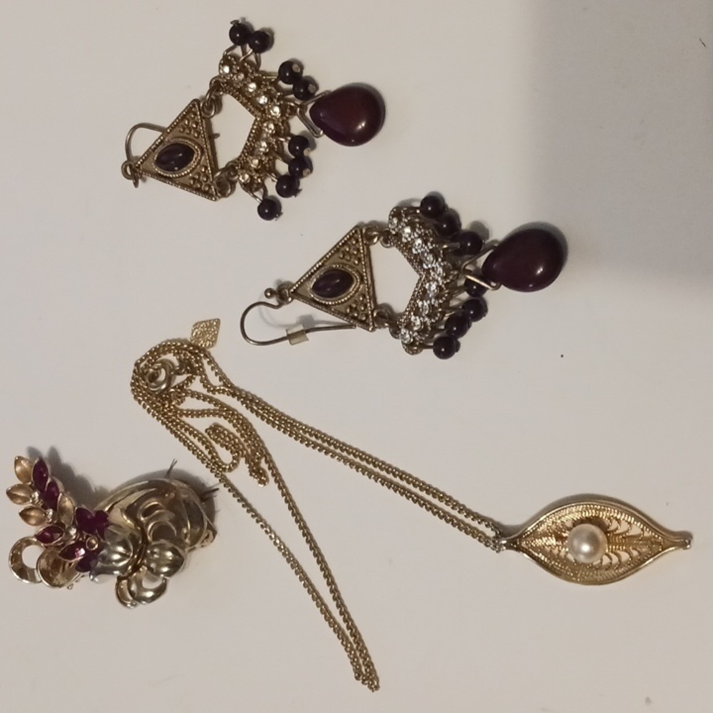 Vintage gold Tone Red Ruby Rhinestone Flower Pin and Pearl necklace w/ Earrings